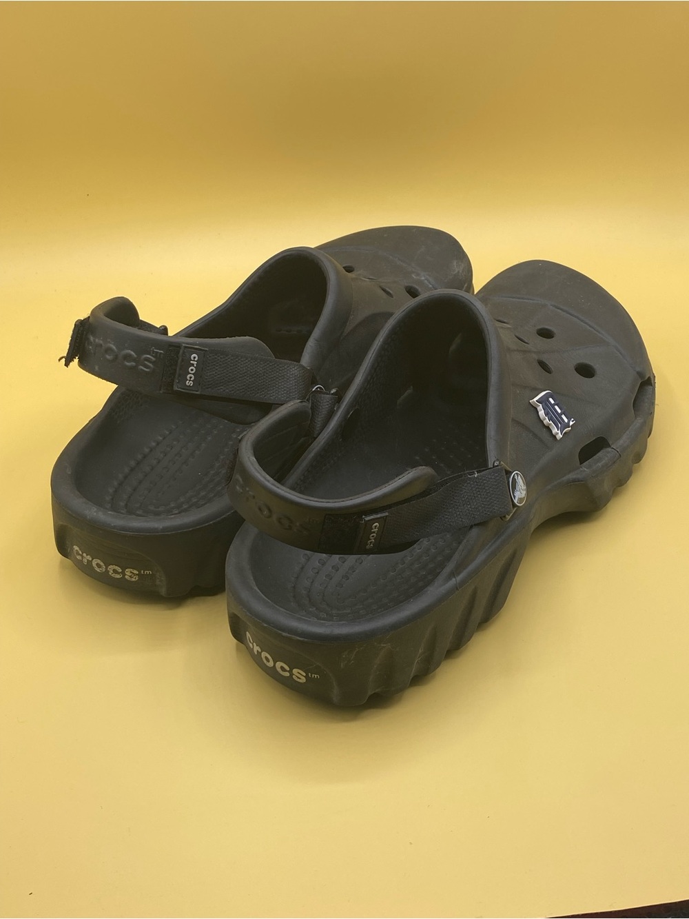CROCS Black Men's Classic Clog Sandals with Team Charm - Picture 2 of 4
